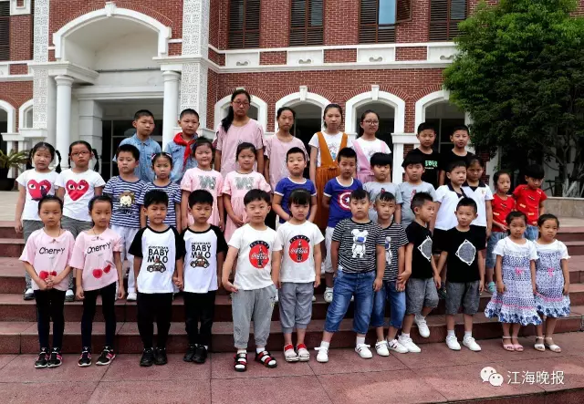  （一年級新生13對雙胞胎和初一新生4對雙胞胎一起合影。）