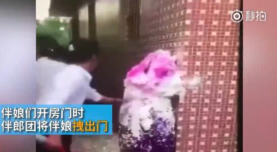 據澎湃新聞消息，近日廣東江門開平某村又現惡俗婚鬧。男方兄弟團去接新娘的時候，先用彩帶對著姐妹團狂噴，后來甚至有人用滅火器直接噴伴娘面部，害的伴娘差點被送進醫(yī)院。