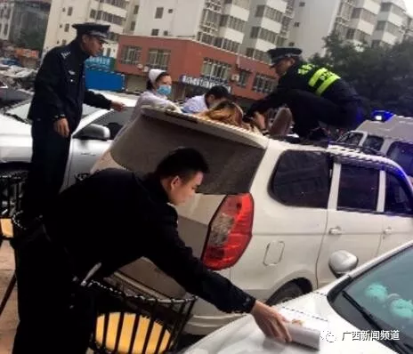 ▲女子跌落至一面包車車頂，民警和醫(yī)護(hù)人員將其救下。