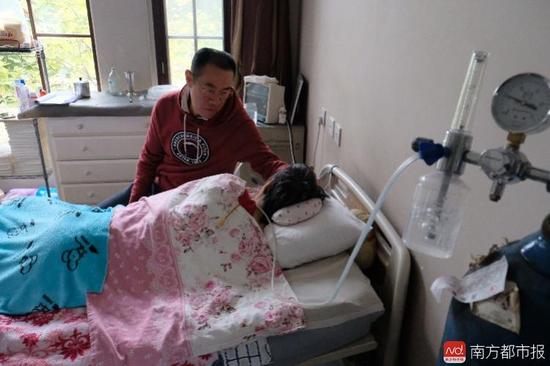 氧氣的轟隆聲，一刻不停地在這個家里“吵”了九年多。（羅逸爵 攝）