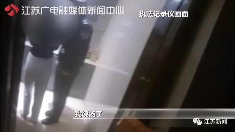 醉酒女子獨(dú)自在家干這事 醒來(lái)看見(jiàn)滿(mǎn)屋陌生人 醉酒女子獨(dú)自在家干這事 醒來(lái)看見(jiàn)滿(mǎn)屋陌生人