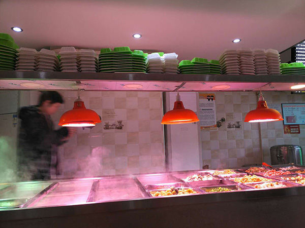 羅正宇經(jīng)常去的炸醬面館，中午和晚上有盒飯吃。