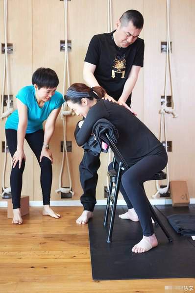 蔣勤勤與陳建斌一起做瑜伽。