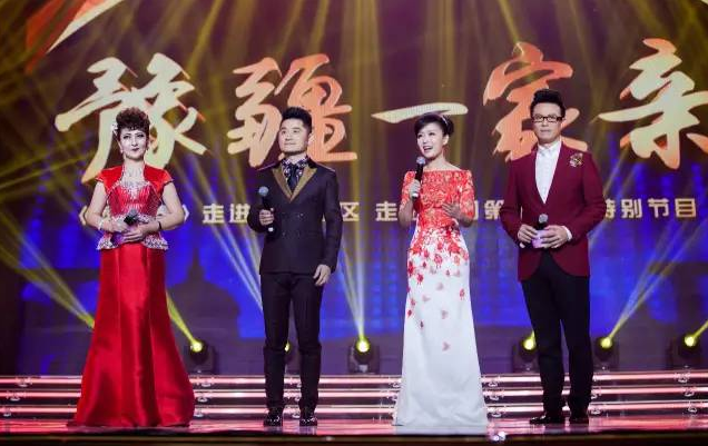 主持人：白燕升、龐曉戈、關(guān)楓、熱娜·古麗（從右到左）