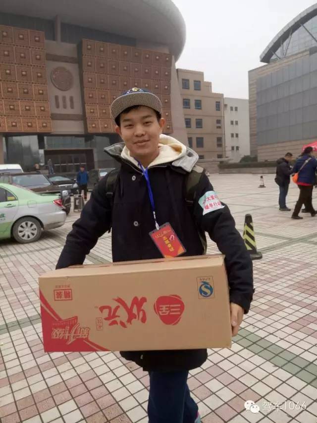 河南電臺1066主持人小澤，搬送愛心餃子。