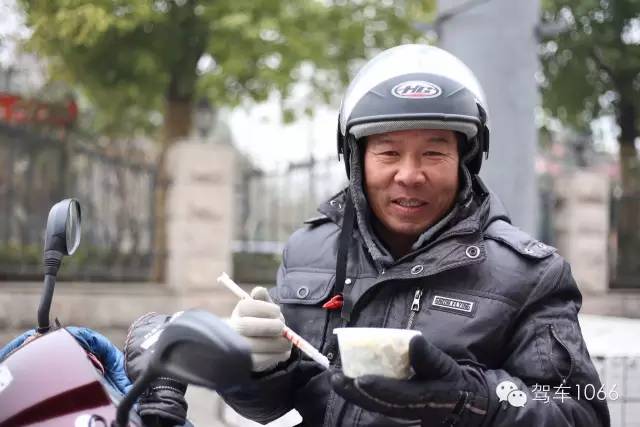 1066小分隊來到紫荊山（摩的司機(jī)、出租車司機(jī)、市民)，給他們送去餃子。