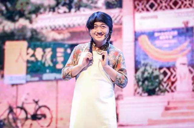 小品《那些年我們錯過的一支舞》，主播樂天、張嵩的裝扮你給打幾分？