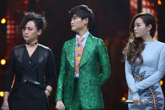 李宇春、周筆暢、張靚穎湖南臺跨年晚會同框