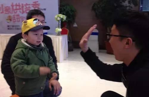 老楊你真心的是童心未泯啊，來，跟叔叔Give Me Five！