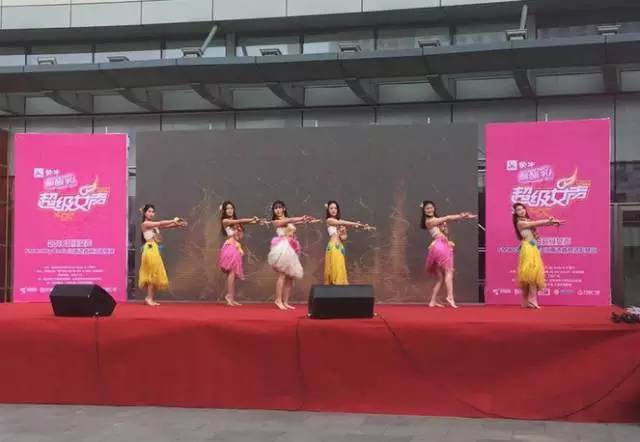 伴隨著舞蹈演員們的開(kāi)場(chǎng)，比賽在上午10點(diǎn)半正式拉開(kāi)序幕