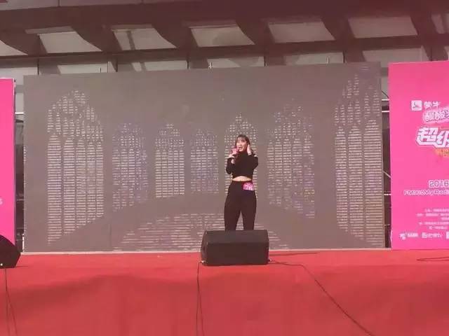 這pose一看就是在飆高音，猜猜看她唱的是哪首歌？