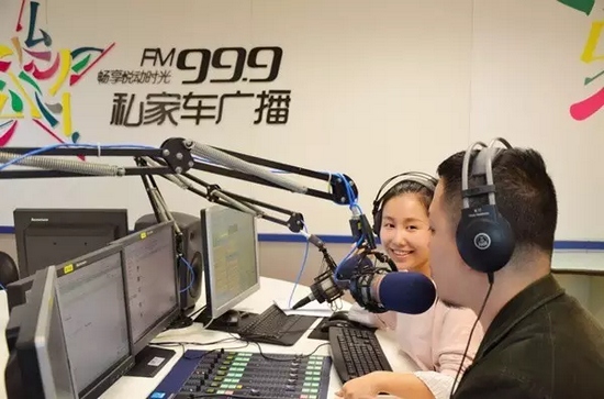 美女嘉賓來(lái)做客直播間，麥姐看莫非的眼神，嘖嘖，愛一個(gè)人是什么感覺？