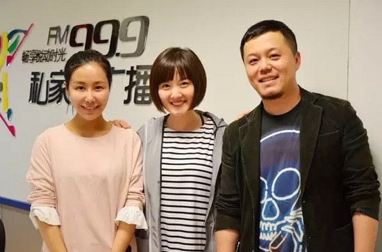 跟兩位女神在一起，莫非你知道你此刻有多招小編嫉恨？