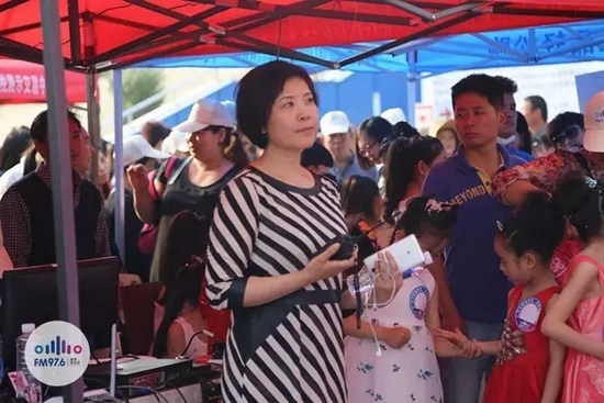 976老大木子一手手機(jī)一手對講一臉嚴(yán)肅，這是有多緊張呢？