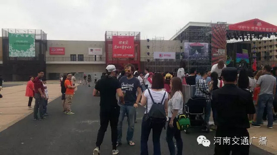 哇塞，現(xiàn)場(chǎng)還有外國(guó)友人~