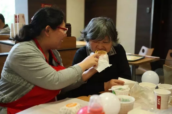 我還未長(zhǎng)大，你卻已白了頭發(fā)，我要珍惜和媽媽在一起的每一刻