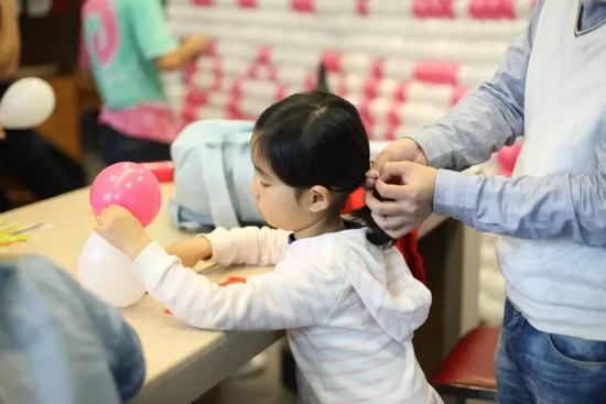 我能第一時(shí)間找到為我編辮子的爸爸，因?yàn)樗氖质悄菢拥臏厝岫辛α? complete=