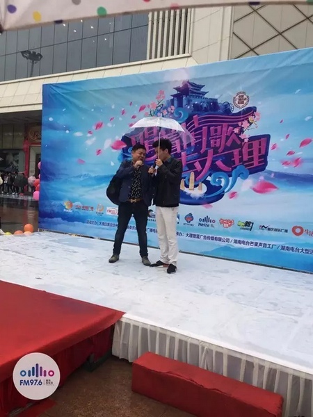 這位男士向遠(yuǎn)在家鄉(xiāng)的妻子隔空表白，勇氣真是大大的，您對妻子的愛，已經(jīng)超越萬水千山。