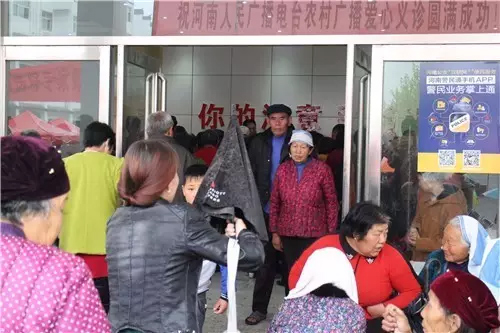 現(xiàn)場真是的人山人海，只能用太火爆三個(gè)字形容了！