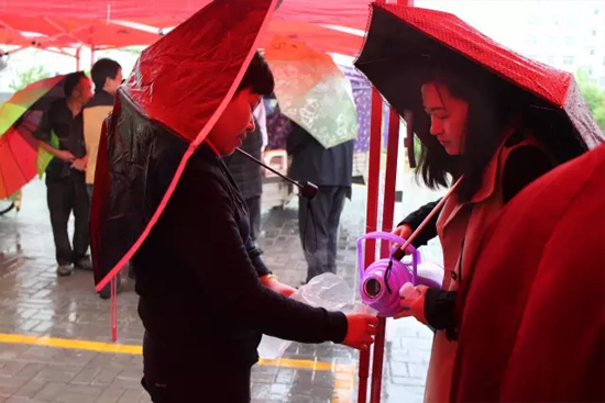 在寒冷的天氣中，為了能讓專家大夫們喝上熱水，紅改主任與柳青不斷的給大家添水。