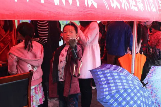 因?yàn)橛晗碌奶?，小男孩玩起了接水游戲? oldsrc=