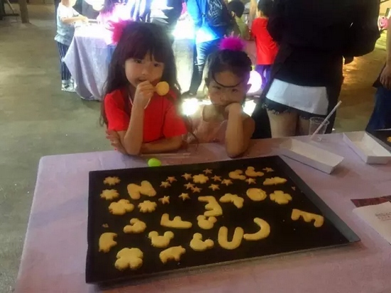 烤制好的餅干，發(fā)揮想象力，畫上美麗的圖案