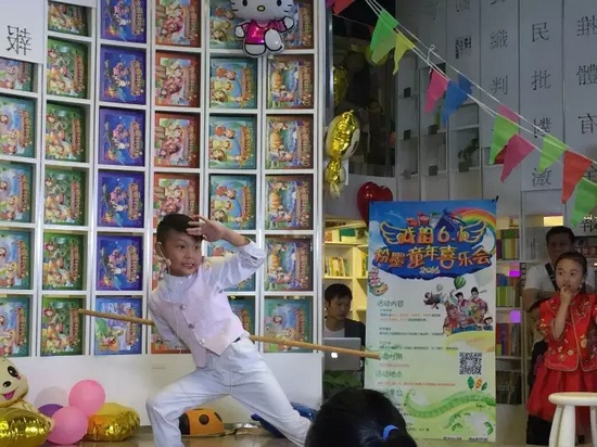 “梨園春”明星小擂主李宗書演唱豫劇《朝陽(yáng)溝》選段，還表演了自己的拿手好戲——猴戲