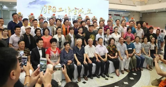 諸多藝術(shù)家和社會(huì)各界人士以及唐派弟子、戲迷到場(chǎng)祝賀