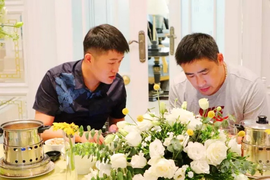 這種熱烈的氣氛，一直延續(xù)到飯桌上