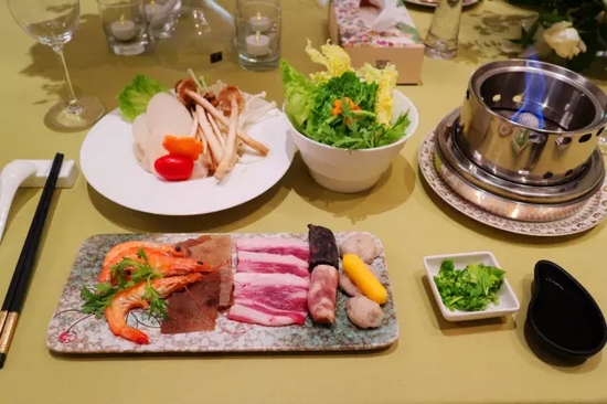 精致的小火鍋，用的是綠色燃料——乙醇。