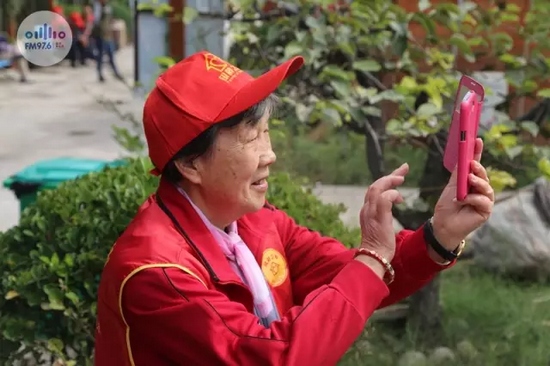 爺爺奶奶叔叔阿姨被盛運(yùn)莊園的景致吸引，紛紛拍照留影