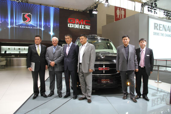 北京國際車展上，全新GMC S系列頂級商務(wù)車在亞太區(qū)首發(fā)。圖為企業(yè)領(lǐng)導(dǎo)與新車合影。