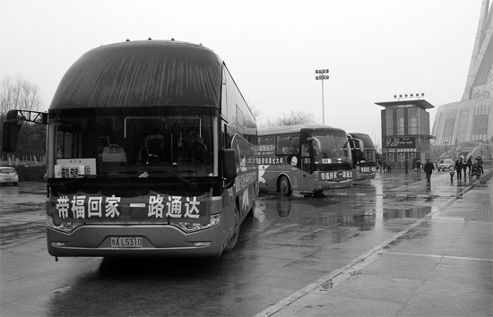 昨天上午10點，17輛愛心大巴從中原福塔廣場發(fā)車