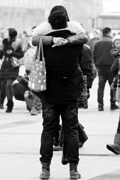 浪漫的情侶，離別時不忘激情擁抱