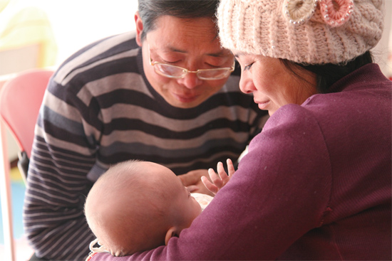 在“魯冰花舍”，李俊峰夫婦就這樣抱著奇奇看了好久