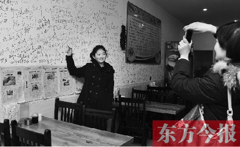 東方今報(bào)“一碗面的溫暖”還在延續(xù)，媒體和愛(ài)心人士的吃面接力熱情不減。