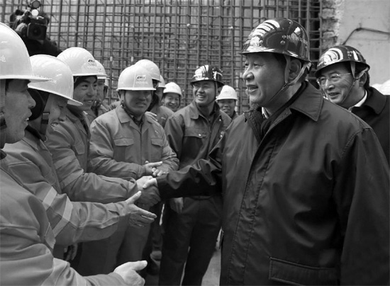 除夕前一天，習(xí)近平到北京地鐵8號(hào)線南鑼鼓巷站施工工地慰問(wèn)農(nóng)民工和技術(shù)人員