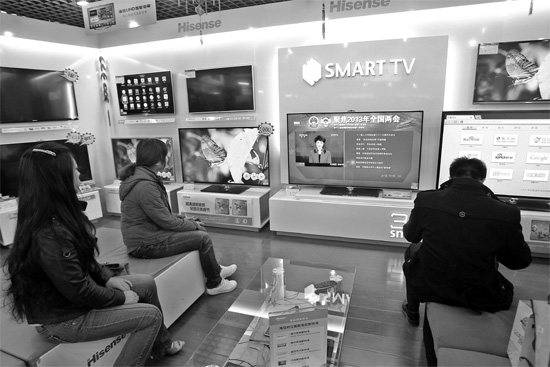 5日，鄭州市的家電賣場里，網(wǎng)絡(luò)電視正在同步直播兩會報道 東方今報記者張培方攝