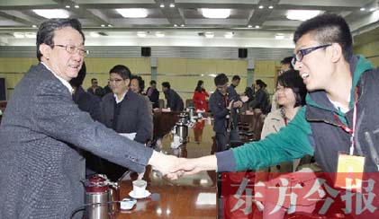 4月22日，省委書記、省人大常委會(huì)主任郭庚茂和“聚焦中博·河南行”中部六省媒體采訪團(tuán)成員親切握手