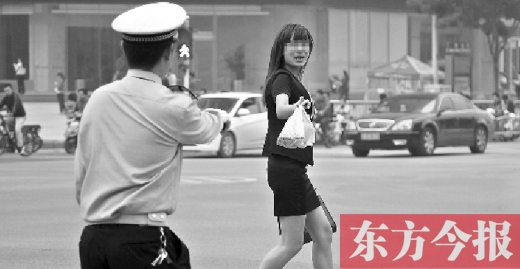 一名女子闖紅燈，并且躲避交警的處罰