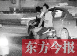 盡管剛剛發(fā)生摩托車車禍，現(xiàn)場很快又現(xiàn)載人摩托車疾馳