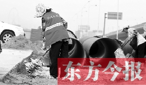 鄭州市鄭東新區(qū)，烈日下工作的環(huán)衛(wèi)工