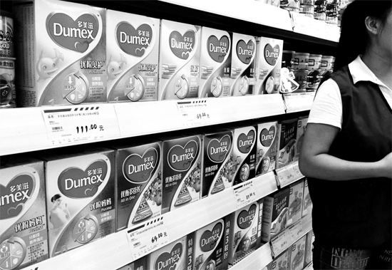 5日，鄭州一家超市內(nèi)，多美滋其他階段奶粉仍在售，但無人問津