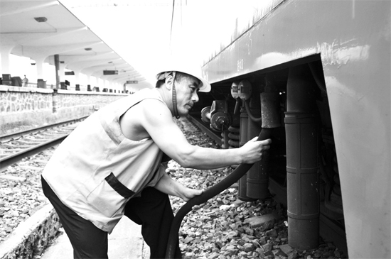 昨日，商丘火車站給水員在烈日下工作