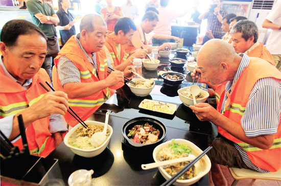 8月18日中午，鄭州市商城路一家飯店邀請33位一線環(huán)衛(wèi)工免費(fèi)吃頓飯