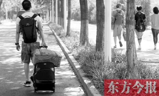 滿載著家人的希望，沿著學(xué)校的路標(biāo)，鄭州大學(xué)新生入學(xué)了，一位新生自己帶著行李來(lái)報(bào)到