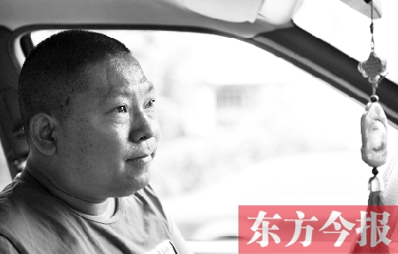 鄧太和帶父親去看病，兩天都沒(méi)打開(kāi)過(guò)出租車后備廂