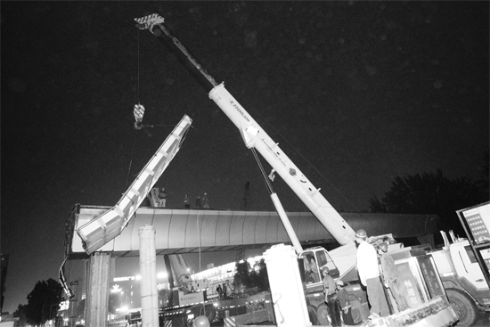 昨日凌晨，鄭州市動物園天橋徹底拆除