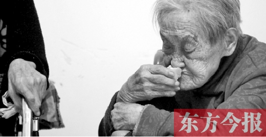 在鄭州惠濟(jì)區(qū)紅樹林老年療養(yǎng)院內(nèi)，一位老人在吃蛋糕