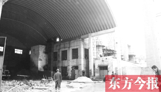 黃委會(huì)燃煤鍋爐房里幾臺(tái)機(jī)器正“整裝待發(fā)”，大煙囪拆除難
